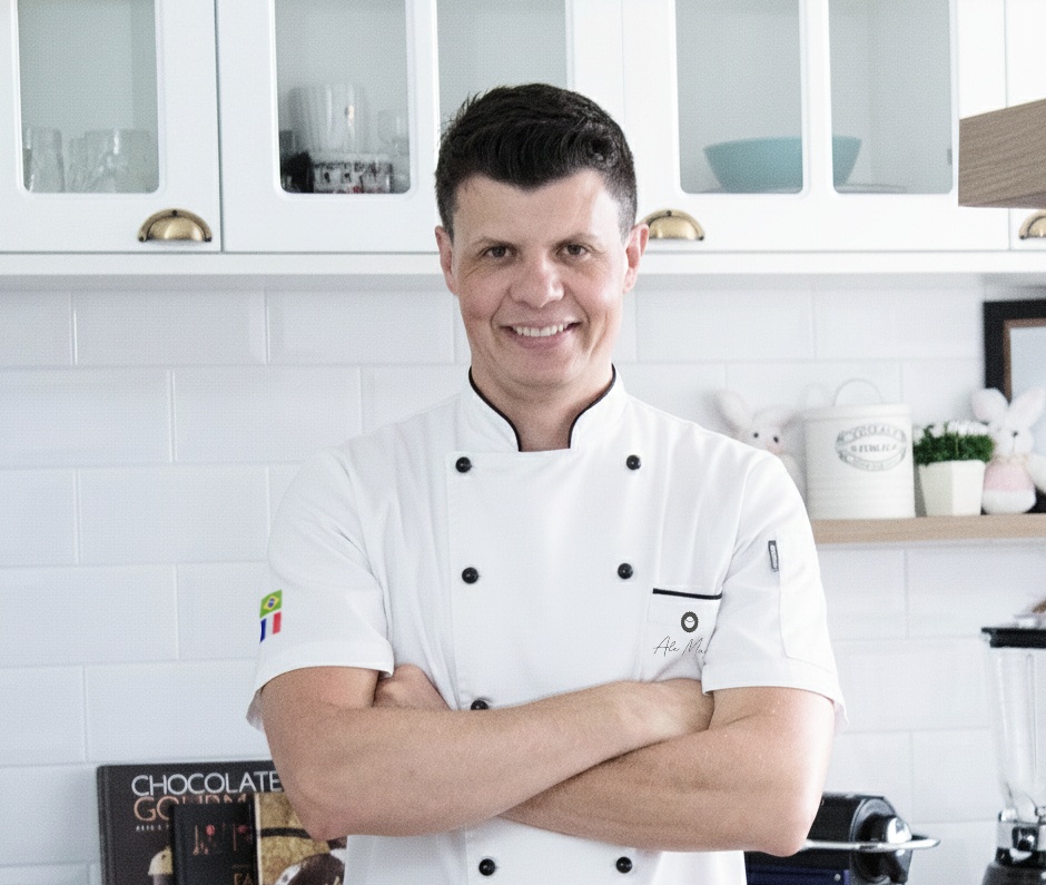 Chef Ale em sua cozinha